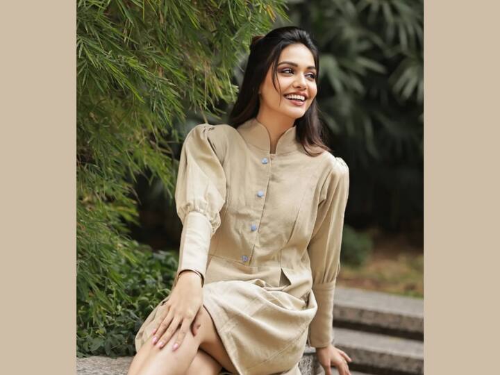 She was all in smiles as she posed for the pictures. (Image Source: Instagram)