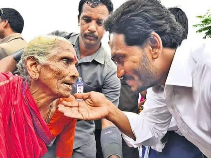 Andhra Pradesh Government decides old age pensions check face in Aadhaar thumb impression problem AP Pensions : ఏపీలో పింఛన్ల పంపిణీలో మార్పులు, వేలిముద్రల సమస్యకు చెక్!