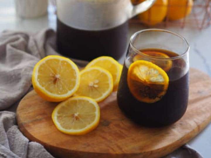 आजकल की भागदौड़ वाली लाइफस्टाइल में वजन कम करना काफी मुश्किल है. कई लोग कॉफी का सहारा लेते हैं. वहीं कई लोग कॉफी पीने के बावजूद भी वजन कम नहीं कर पाते हैं. तो ऐसे लोगों के लिए हमारी एक ही सलाह है. आप ब्लैक कॉफी नहीं बल्कि नींबू वाली कॉफी ट्राई कीजिए. इससे आपको वजन भी कम हो जाएगा और चेहरा पहले से ज्यादा निखर जाएगा. आपकी फिटनेस का जो यह लंबा सफर है वह भी आराम से गुजर जाएगा.