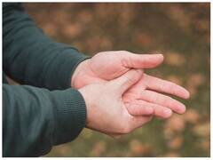 कुछ लोगों को हथेली और पैर के तलवों में पसीना क्यों आता है? ये हो सकती हैं इसकी वजह