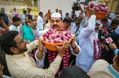 In Photos: महाराष्ट्र में प्याज की गिरती कीमतों पर जमकर उबाल, प्याज की माला पहनकर नेताओं ने ऐसे जताया विरोध, देखें तस्वीरें