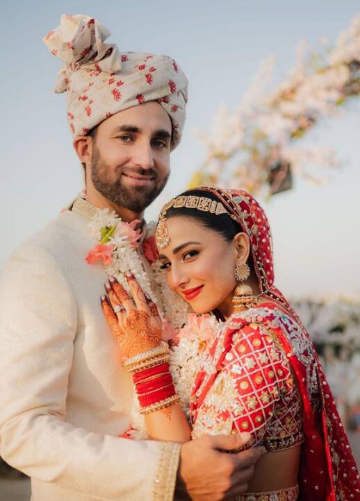 लाल रंगाचा लेहेंगा, बांगड्या, झुमके, दागिने असा काहीसा उस्नाचा नववधू लूक होता.