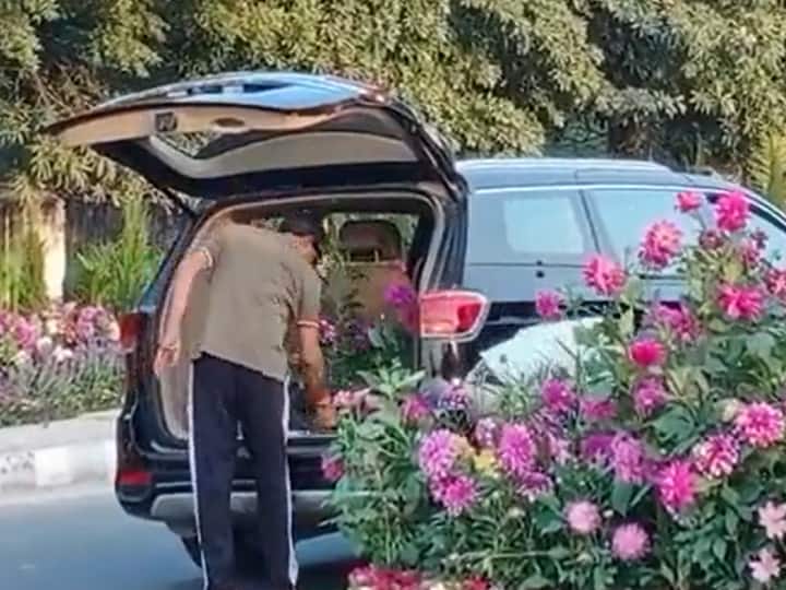 Gurugram Flower Pot theft by luxury car owner who put on road for G20 Meeting video viral on Social Media लाखों की कार में आकर सड़क पर रखे गमले किए चोरी, जी-20 बैठक के लिए रखे गए थे फूल- वीडियो वायरल