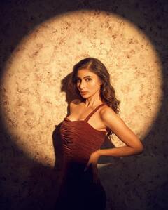 Mouni Roy: मौनीचा रॉयल लूक; फोटोवरुन नजर हटणार नाही!