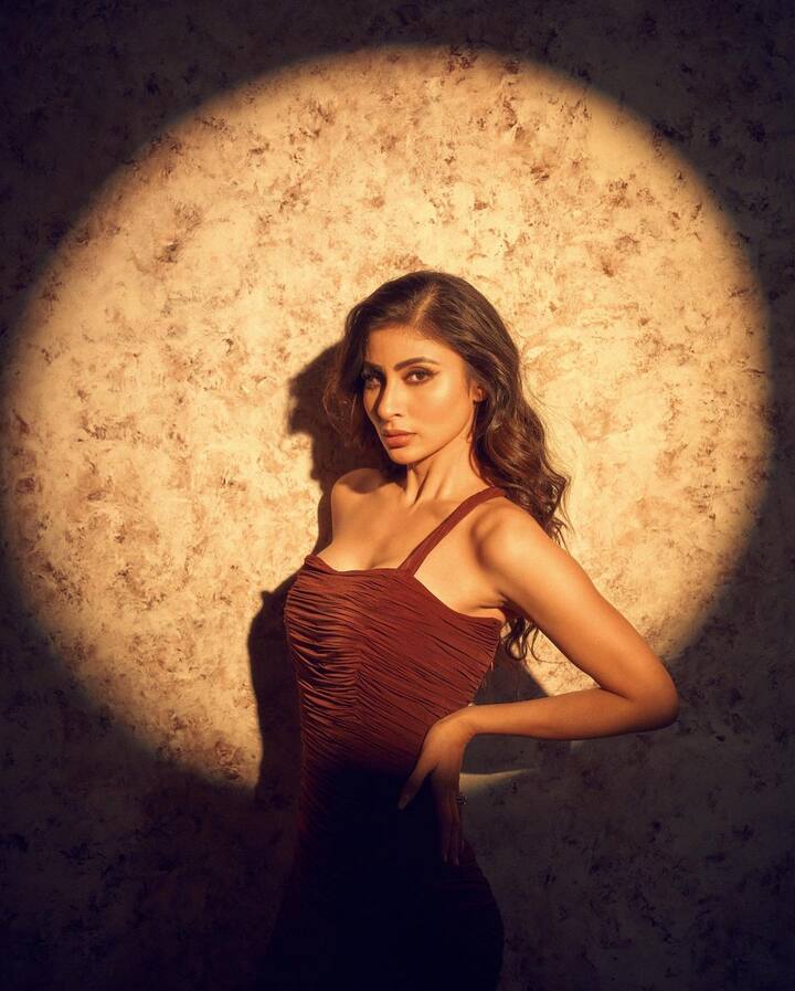 छोट्या पडद्यावरील प्रसिद्ध अभिनेत्री मौनी रॉय ही सोशल मीडियावर तिच्या विविध लूकमधील फोटो शेअर करत असते. (Mouni Roy) (Mouni Roy/Instagram)