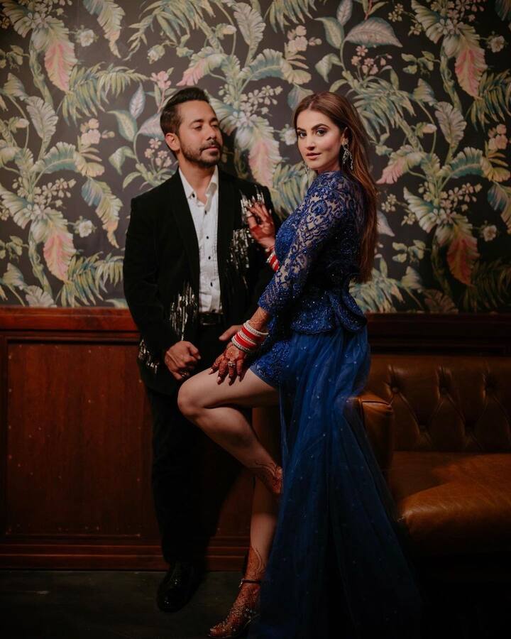 वहीं नई दुल्हन शिवालिका ब्लू कलर की शॉर्ट ड्रेस में काफी स्टनिंग दिख रही हैं. एक्ट्रेस के इस लुक में उनके स्ट्रेट खुले बाल, ग्लोसी मेकअप, चूड़ा और मेहंदी लगे हाथ चार-चांद लगा रहे हैं.