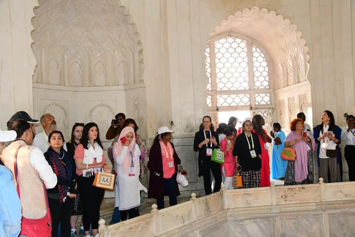 G-20 परिषदेसाठी आलेल्या या शिष्टमंडळातील महिला प्रतिनिधीनी आज सकाळी बिबी का मकबरा या ऐतिहासिक वास्तूला भेट दिली.