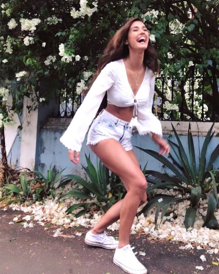 একটি সাদা ক্রপ টপ অথবা ট্রেন্ডি-পাফড টপ, বেল স্লিভস টপ পরুন এবং ডিস্ট্রেসড সাদা ডেনিম শর্টসের সঙ্গে। এরসঙ্গে নিজেকে অন্য়রকম করে তুলতে একটি আরামদায়ক কিন্তু আড়ম্বরপূর্ণ সাদা জন্য সাদা জুতাও বেছে নিতে পারেন।