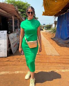 Ayesha Singh Photos: 'गुम है' की सारी परेशानियों को छोड़ सई निकली घूमने, वनपीस ड्रेस में लगीं गदर