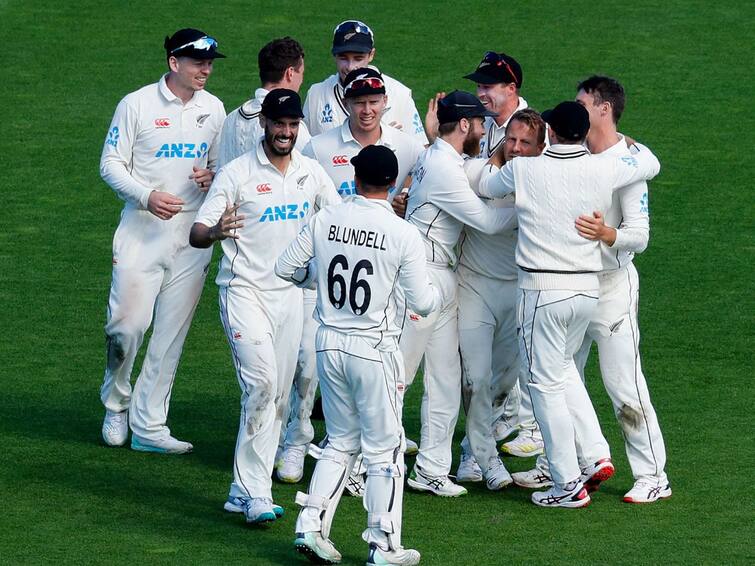 New Zealand joins special club in cricketing history to become just the third nation win test match after getting follow on NZ vs ENG, Test : अवघ्या एका धावेने सामना जिंकत न्यूझीलंडने रचला इतिहास, फॉलोऑन मिळाल्यानंतरही विजय मिळवणारा जगातील तिसरा संघ