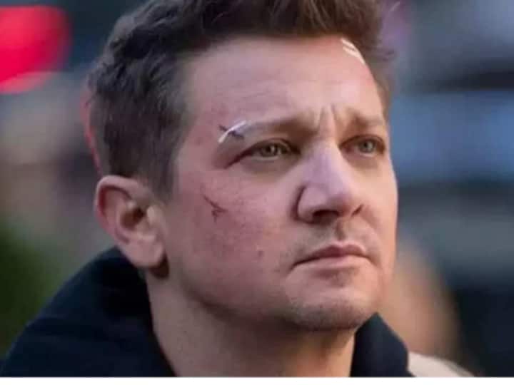 Hollywood actor Jeremy Renner seen doing workout after accident shared video with fans Jeremy Renner Health Update: एक्सीडेंट के बाद वर्कआउट करते दिखे हॉलीवुड एक्टर जेरेमी रेनर, फैंस के साथ शेयर किया वीडियो