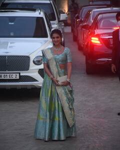 Radhika Merchant Photos: ईशा अंबानी के घर के बाहर स्पॉट हुईं अंबानी परिवार की छोटी बहू राधिका मर्चेंट, खूबसूरत लुक में तस्वीरें वायरल