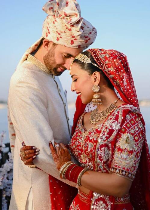 पाकिस्तानी अभिनेत्रीला एकीकडे ट्रोल केलं जात असताना काही मंडळींनी मात्र तिचं समर्थन केलं आहे.