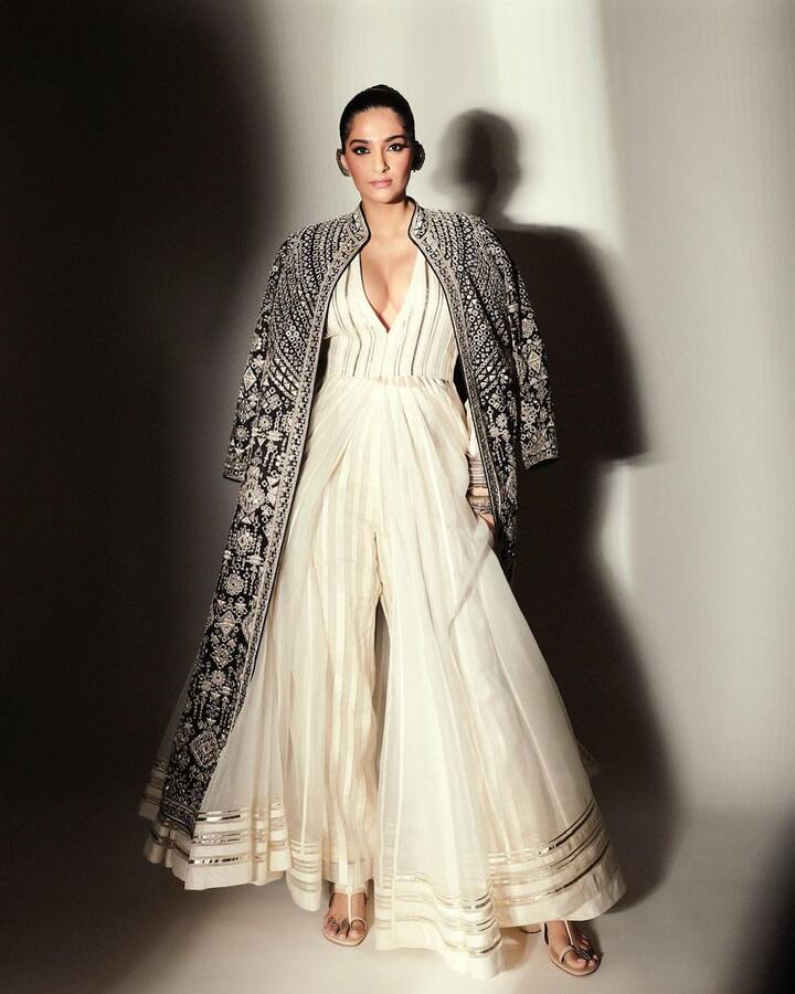 ఈమె బాలీవుడ్ హీరో అనిల్ కపూర్ కుమార్తె. -Image Credit: Sonam Kapoor/Instagram