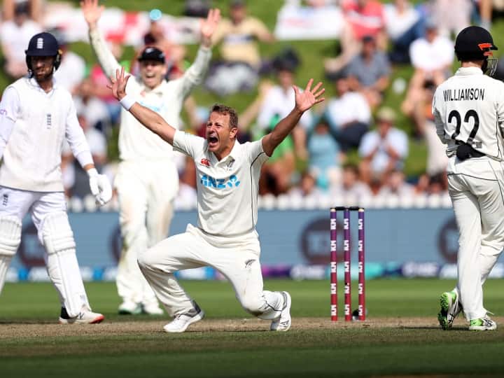 England lost match by 1 run after giving follow on to New Zealand ENG vs NZ 2nd Test know details ENG Vs NZ: इंग्लैंड के नाम दर्ज हुआ शर्मनाक रिकॉर्ड, फॉलोऑन देने का फैसला ऐसे पड़ गया भारी