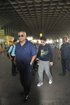 Janhvi kapoor Pics: जाह्नवी कपूर के रूमर्ड बॉयफ्रेंड के साथ एयरपोर्ट पर स्पॉट हुए बोनी कपूर, सामने आईं कपूर फैमिली की लेटेस्ट तस्वीरें