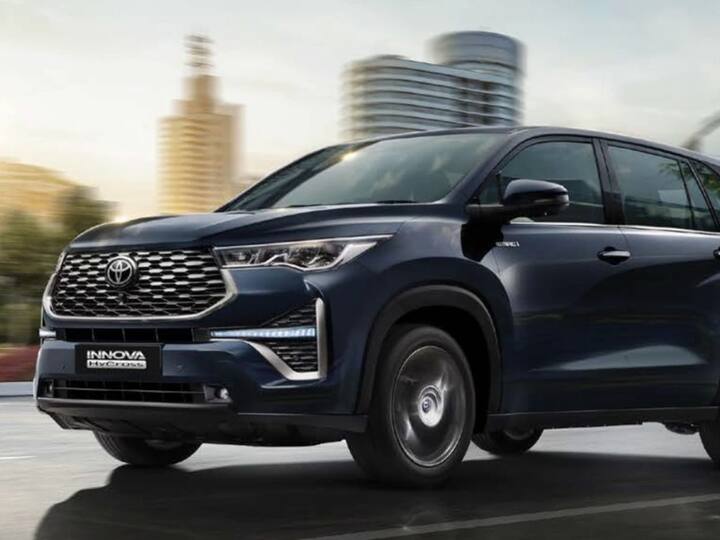 इंजिन : नवीन टोयोटा इनोव्हा हायक्रॉस 2 पेट्रोल व्हेरिएंट आणि 3 हायब्रिड व्हेरिएंटमध्ये विकली जाईल. नवीन इनोव्हा हायक्रॉस TNGA 2.0L ला 5व्या जनरेशन सेल्फ-चार्जिंग स्ट्रॉंग हायब्रिड इलेक्ट्रिक सिस्टीम मिळते. ज्यामध्ये 4 सिलेंडर गॅसोलीन इंजिन आणि ई-ड्राइव्ह अनुक्रमिक शिफ्टसह मोनोकोक फ्रेम 137 kW (186 PS) चे पॉवर आउटपुट जनरेट करते.