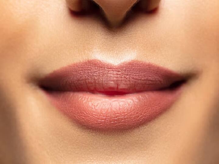 Dark Lips Due to dark lips have to be embarrassed Try these home remedies once Dark Lips: आप भी खोज रहे हैं काले होठों का इलाज? तो फिर एक बार इन घरेलू नुस्खों को आजमाकर देखिए