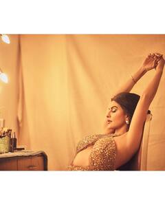 Jacqueline Fernandez Pics: गोल्डन ड्रेस में गजब दिखीं जैकलिन फर्नांडीस, यकीन नहीं तो फौरन देखें ये तस्वीरें