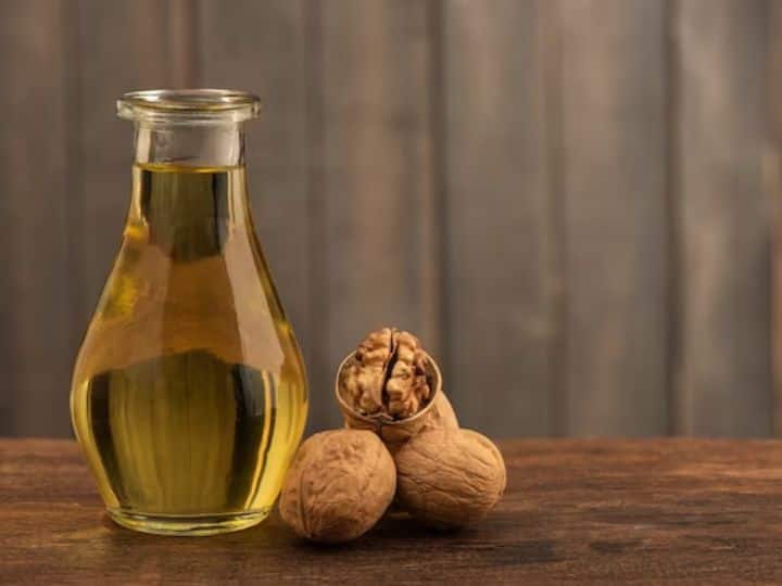 Walnut Oil Health Benefits How To Use Akhrot Oil In Cooking Know Its Advantages Walnut Oil: जितना आप सोचते हैं...उससे भी ज्यादा फायदेमंद है अखरोट का तेल, जानें कैसे करें इस्तेमाल