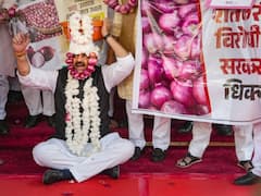 In Photos: महाराष्ट्र में प्याज की गिरती कीमतों पर जमकर उबाल, प्याज की माला पहनकर नेताओं ने ऐसे जताया विरोध, देखें तस्वीरें