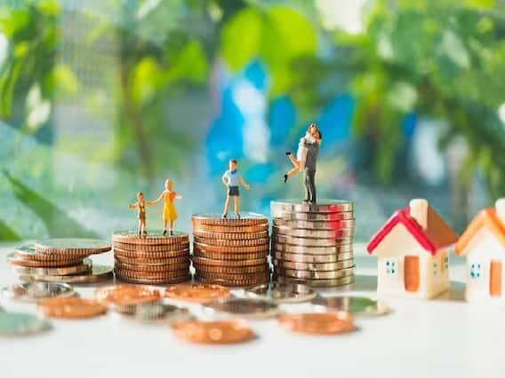 LICની આ પોલિસી દરેક વર્ગ માટે ઉપલબ્ધ છે. વીમા ધારકોને પોતાની મરજીથી પ્રીમિયમ એકત્રિત કરવાનો અધિકાર છે. તમામ LIC પોલિસીમાં રોકાણને સલામત વિકલ્પ ગણવામાં આવે છે. (Pic: Freepik.com)