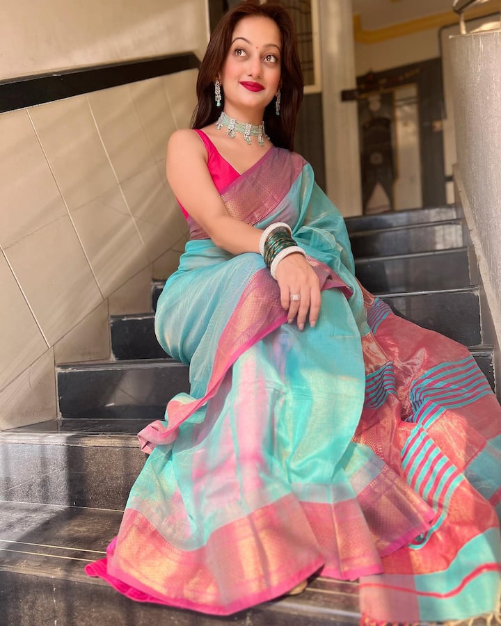 मानसी नाईक या फोटोमध्ये सूंदर दिसत आहे.