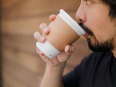 ...तो इसका मतलब है कि आप कॉफी के साथ प्लास्टिक पी रहे हैं!