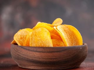 ब्वॉयफ्रेंड ने खा लिया चिप्स तो गुस्साई गर्लफ्रेंड ने की जान से मारने की कोशिश! अदालत तक पहुंचा मामला