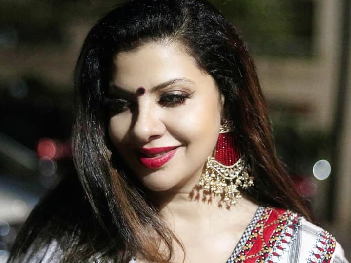 Bhojpuri Actress: भोजपुरी इंडस्ट्री से निकलकर राजनीति की दुनिया में एंट्री मार संभावना सेठ ने सबको हैरान कर डाला था.