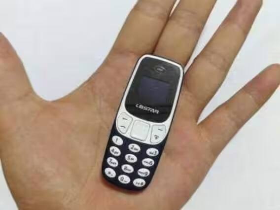 Galaxy Star: ગેલેક્સી સ્ટાર એક 4G નેટવર્ક વાળો ફોન છે, જેમાં તમને બે સિમ કાર્ડ લગાવવાની સુવિધા મળે છે. આ એક કીપેડ ફોન છે, ફોનની સાઇઝ 10.11 x 10.11 x 10.11 cm છે. આને તમે અમેઝૉન પરથી ખરીદી કરી શકો છો (તસવીરો - અમેઝૉન)