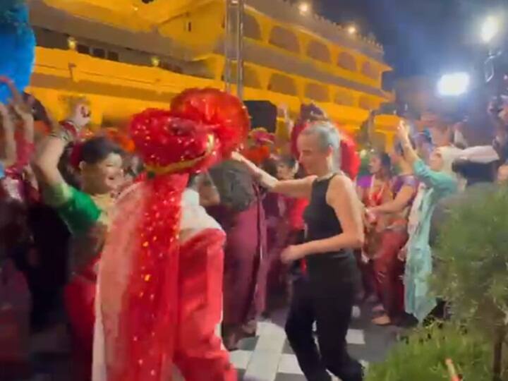 एका पथकाने नाशिक ढोलच्या तालावर लेझीमचे नृत्य सादर केले.