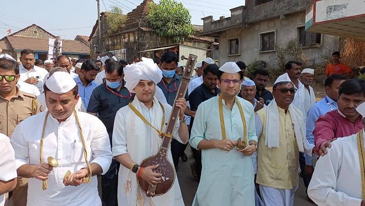 करवीर तालुक्यातील म्हाळुंगेत ज्योदिरादित्य शिंदे यांच्या हस्ते प्रधानमंत्री आवास योजनेचा शुभारंभ करण्यात आला.