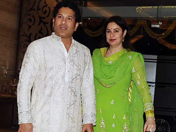 इसी बीच काफी सारे लोगों को उन्हें पहचान लिया और अचानक भीड़ ने उन्हें घेर लिया. सचिन को फिल्म देखने से पहले ही थिएटर को छोड़कर वहां से जाना पड़ा. इसके बाद साल 1995 में सचिन ने अंजलि के साथ शादी कर ली थी. (फोटो सोर्स – सोशल मीडिया)