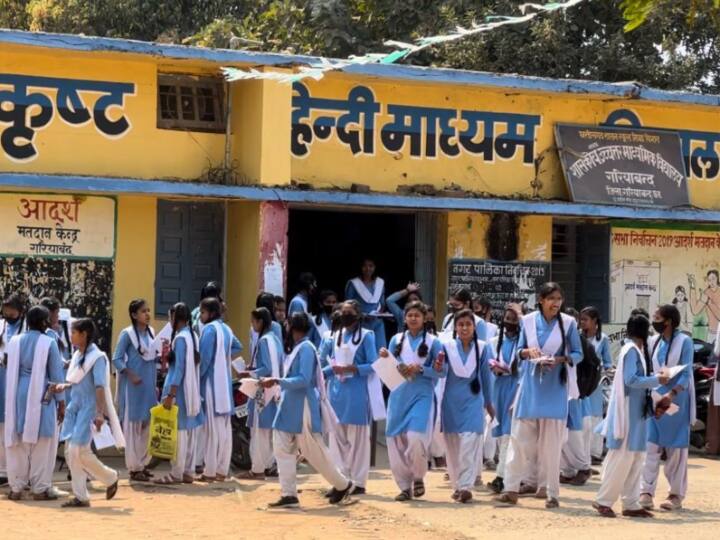 Board exams start in Chhattisgarh from today, more than 6 lakh students are giving exams ann Chhattisgarh Board Exams: छत्तीसगढ़ में बोर्ड परीक्षाएं शुरू, पहले दिन पेपर के बाद कुछ चेहरे खिल तो कुछ मुरझाए नजर आए
