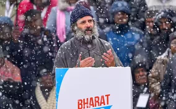 भारत जोडो यात्रेदरम्यान (Bharat Jodo Yatra) राहुल गांधींच्या लूकची जोरदार चर्चा झाली होती. यावरुन विरोधकांनीही राहुल गांधींवर निशाणा साधला होता. कधी कडाक्याच्या थंडीतील त्यांचा व्हाईट टी-शर्ट लूक, तर कधी त्यांची पांढरी दाढी चर्चेत राहिली आहे. अशातच सध्या राहुल गांधींचा जेंटलमन लूक चर्चेचा विषय ठरत आहे.