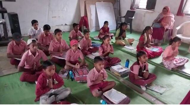 या निर्णयानुसार आज सकाळी सात वाजल्यापासून शाळांमध्ये विद्यार्थ्यांचा किलबिलाट पाहायला मिळत आहे.