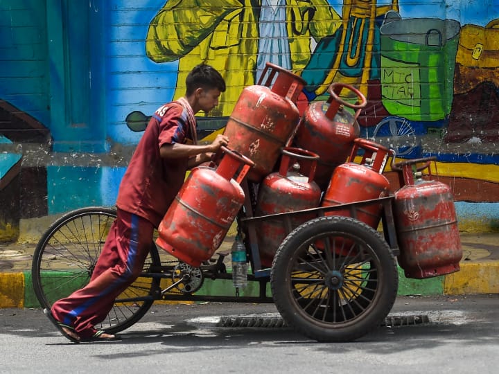 LPG Domestic cylinder price hiked by 50 rupee and commercial cylinder by 350 rupee today check mumbai latest rates LPG Price Hike: आम आदमी पर महंगाई की मार! फिर महंगा हुआ घरेलू और कमर्शियल गैस सिलेंडर, जानें- मुंबई के रेट