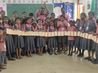 Karur Govt school students birthday greetings by post to principal TNN கரூர் அரசு பள்ளி மாணவர்கள் முதல்வருக்கு தபால் மூலம் பிறந்தநாள் வாழ்த்து..70வது பிறந்தநாளில் 70 வாழ்த்து அட்டை..!