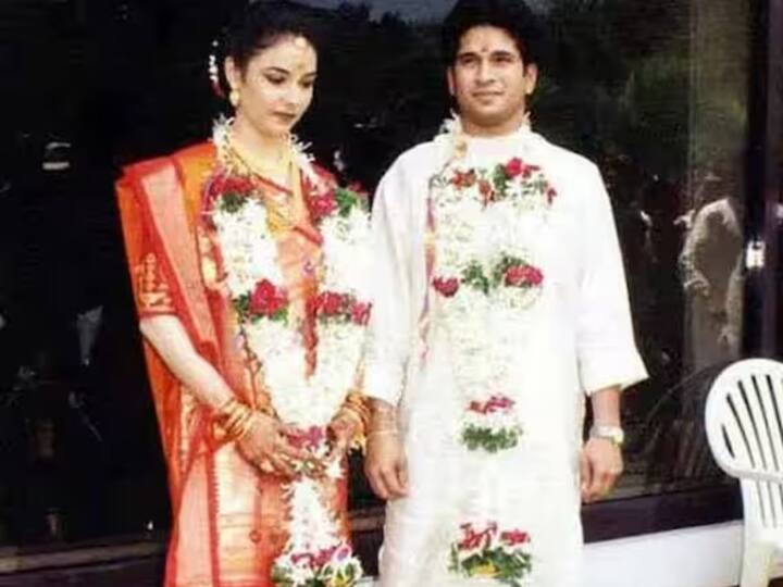 ही त्या दिवसांची गोष्ट आहे जेव्हा सचिन तेंडुलकर 1990 मध्ये त्याच्या पहिल्या क्रिकेट दौऱ्यावरून परतत होता आणि अंजली तिच्या आईला घेण्यासाठी तिथे पोहोचली होती.