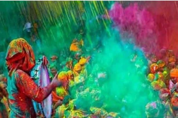 ਕਿਉਂ ਮਨਾਇਆ ਜਾਂਦੈ ਰੰਗ ਪੰਚਮੀ ਦਾ ਤਿਉਹਾਰ? (Rang Panchami Significance) : ਮਿਥਿਹਾਸਕ ਮਾਨਤਾ ਹੈ ਕਿ ਇਸ ਦਿਨ ਦੇਵੀ-ਦੇਵਤੇ ਆਪਣੇ ਭਗਤਾਂ ਨਾਲ ਹੋਲੀ ਖੇਡਣ ਲਈ ਧਰਤੀ 'ਤੇ ਆਉਂਦੇ ਹਨ। ਇਸੇ ਕਰਕੇ ਰੰਗ ਪੰਚਮੀ ਦੇ ਇਸ ਤਿਉਹਾਰ ਨੂੰ ਦੇਵ ਪੰਚਮੀ ਵੀ ਕਿਹਾ ਜਾਂਦਾ ਹੈ। ਇਸ ਦਿਨ ਹੁਰੀਰੇ ਹਵਾ ਵਿੱਚ ਗੁਲਾਲ ਉਡਾਉਂਦੇ ਹਨ। ਇਹ ਮੰਨਿਆ ਜਾਂਦਾ ਹੈ ਕਿ ਰੰਗ ਪੰਚਮੀ ਵਾਲੇ ਦਿਨ ਮਾਹੌਲ ਵਿੱਚ ਗੁਲਾਲ ਉਡਾਉਣਾ ਸ਼ੁਭ ਮੰਨਿਆ ਜਾਂਦਾ ਹੈ।