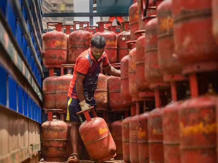 Domestic LPG Cylinder 14.2 kg price increase by Rs 50 and 19 kg Commercial LPG cylinder prices increased by Rs 350 LPG Cylinder Price Hike: होली से पहले महंगाई का झटका, घरेलू LPG सिलेंडर Rs 50 तो कमर्शियल 350 रुपये हुआ महंगा