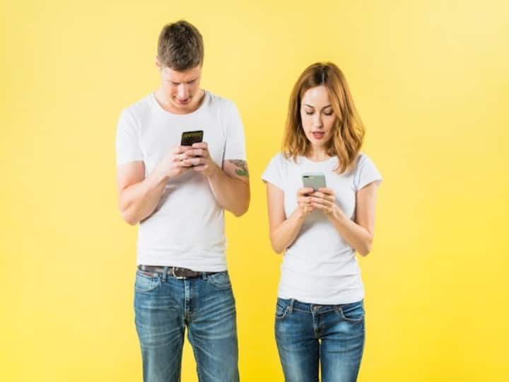 Is distance between couples increase due to smartphones Relationship Advice: क्या आपके रिलेशनशिप में भी खत्म हो रहा रोमांस? कहीं इसकी वजह स्मार्टफोन तो नहीं?