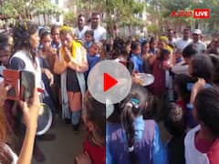 गया में शिक्षक की विदाई पर फूट-फूट कर रोईं छात्राएं, टीचर से लिपटकर बोलीं- मत जाइए सर, भावुक कर देगा वीडियो