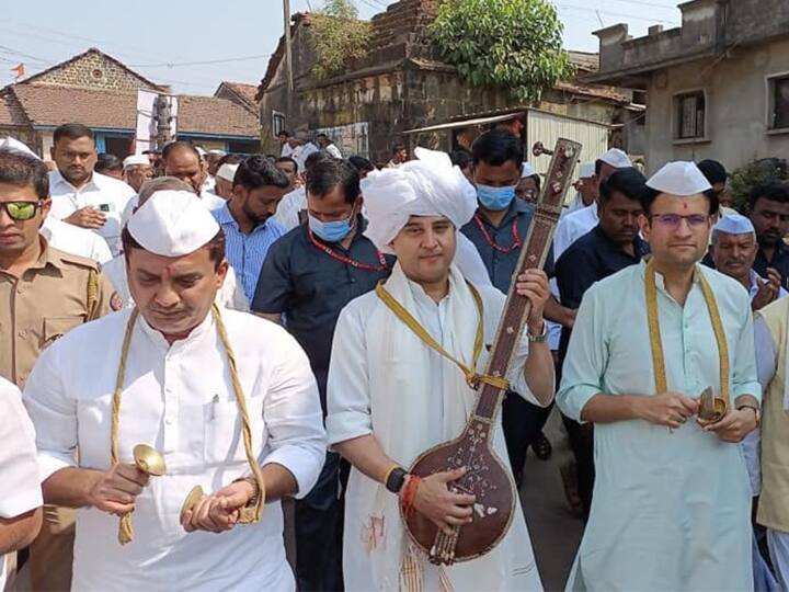 ज्योतिरादित्य शिंदे यांनी प्रति पंढरपूर नंदवाळ येथे विठ्ठल-रखुमाईचे दर्शन घेतले. आपल्या देशाची क्षमता मोदी यांनी ओळखली आहे, त्यांचे विचार व कल्पनांना युवकांनी बळ द्यावे, असे आवाहन त्यांनी केले.