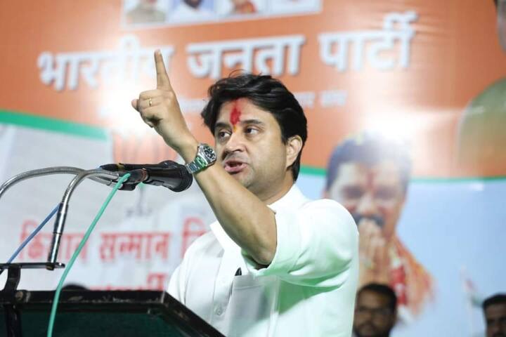 केंद्रीय मंत्री ज्योतिरादित्य शिंदे लोकसभा प्रवास योजनेतंर्गत कोल्हापूर दौऱ्यावर आहेत. यावेळी त्यांनी विकासकामाचे उद्धाटन तसेच पक्षप्रवेशाचा कार्यक्रम झाला.