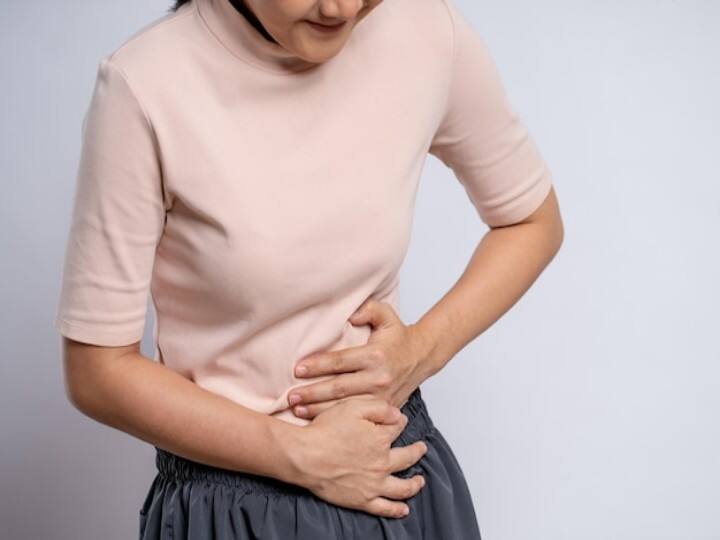 Health Tips don’t  ignore stomach ache could be sign of heart attack Health Tips: दिल पर भारी पड़ सकती है पेट दर्द को इग्नोर करने की गलती, आपका पेट भी देता है हार्टअटैक का संकेत