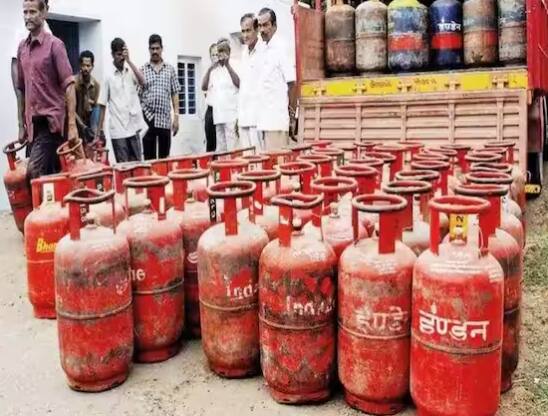 ਹੋਲੀ ਤੋਂ ਪਹਿਲਾਂ ਆਮ ਲੋਕਾਂ ਨੂੰ ਮਹਿੰਗਾਈ ਦਾ ਇੱਕ ਹੋਰ ਝਟਕਾ ਲੱਗਾ ਹੈ ਅਤੇ 14.2 ਕਿਲੋ ਦੇ ਘਰੇਲੂ ਗੈਸ ਸਿਲੰਡਰ ਦੀ ਕੀਮਤ ਵਿੱਚ 50 ਰੁਪਏ ਦਾ ਵਾਧਾ ਹੋਇਆ ਹੈ। ਇਸ ਦੇ ਨਾਲ ਹੀ 19 ਕਿਲੋ ਦੇ ਕਮਰਸ਼ੀਅਲ ਸਿਲੰਡਰ ਦੀ ਕੀਮਤ ਵਿੱਚ 350.50 ਰੁਪਏ ਤੱਕ ਦਾ ਵਾਧਾ ਦਰਜ ਕੀਤਾ ਗਿਆ ਹੈ। ਦਿੱਲੀ 'ਚ ਅੱਜ ਤੋਂ ਘਰੇਲੂ ਰਸੋਈ ਗੈਸ ਸਿਲੰਡਰ 1103 ਰੁਪਏ ਪ੍ਰਤੀ ਸਿਲੰਡਰ 'ਚ ਮਿਲੇਗਾ।