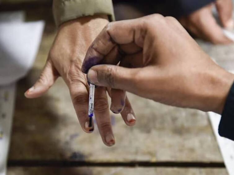 Erode By Election Tomorrow Counting Defence measures in Full Swing Erode East By Election: ஈரோடு கிழக்கு இடைத்தேர்தல்: பாதுகாப்பு வளையத்திற்குள் வந்த வாக்கு எண்ணும் மையம்.. 5 அடுக்கு பாதுகாப்பு..
