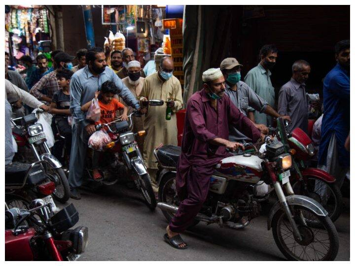 भारत और पाकिस्तान एक साथ आजाद हुए थे. ये बात अलग है कि भारत आज पाकिस्तान से काफी अलग हैं. लेकिन, भारत और पाकिस्तान में आज भी काफी मिलता जुलता है. तो आज बात करते हैं पाकिस्तान के बाजारों के बारे में कि आखिर वे भारत से कितने अलग हैं?